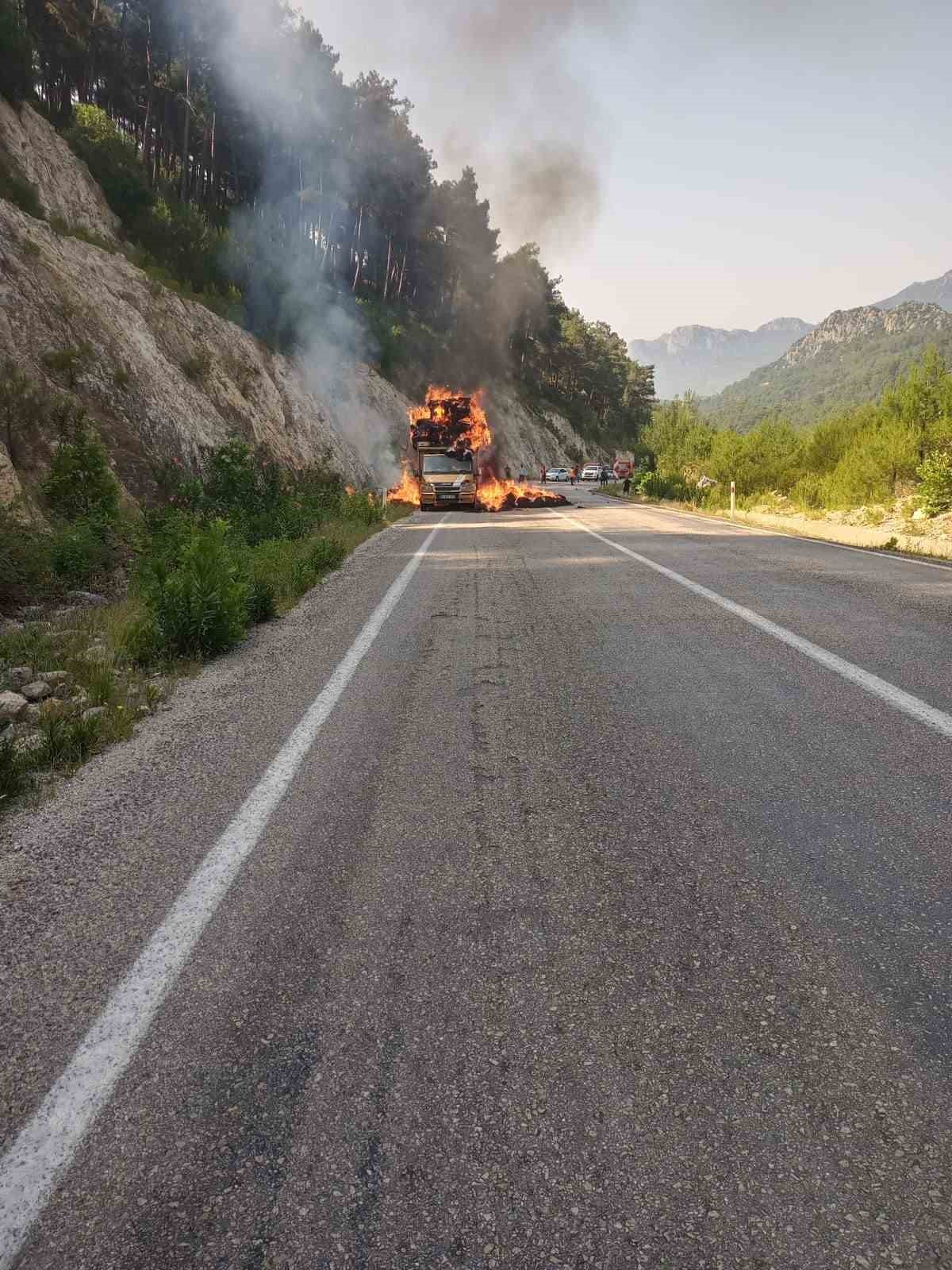 Saman yüklü araç alev alev yandı