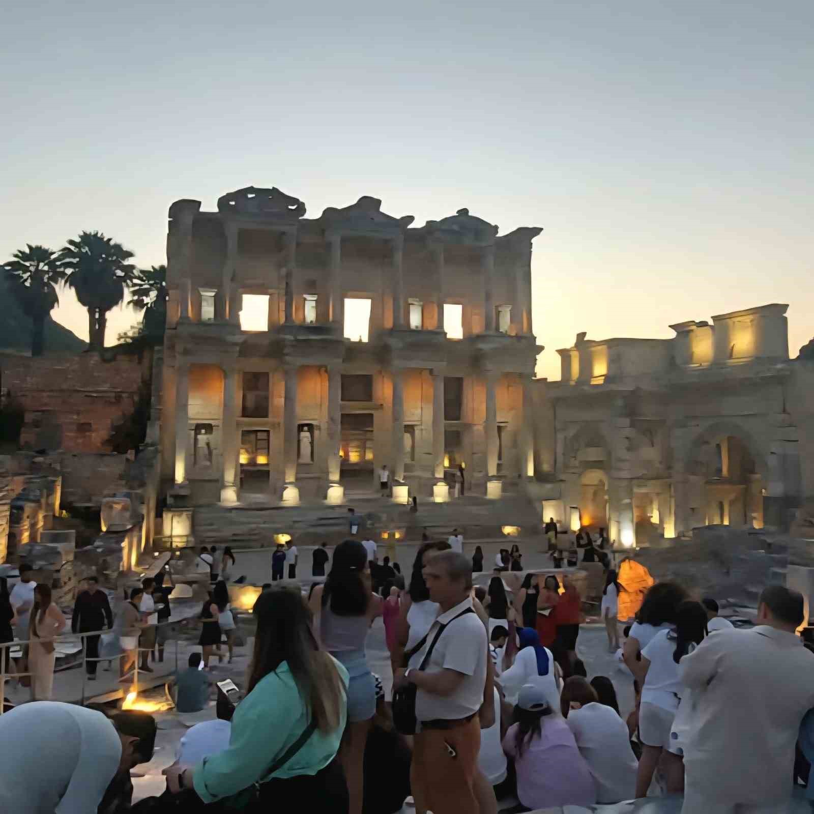 Bayramda yüz binlerce insan kültürel rotalara yöneldi