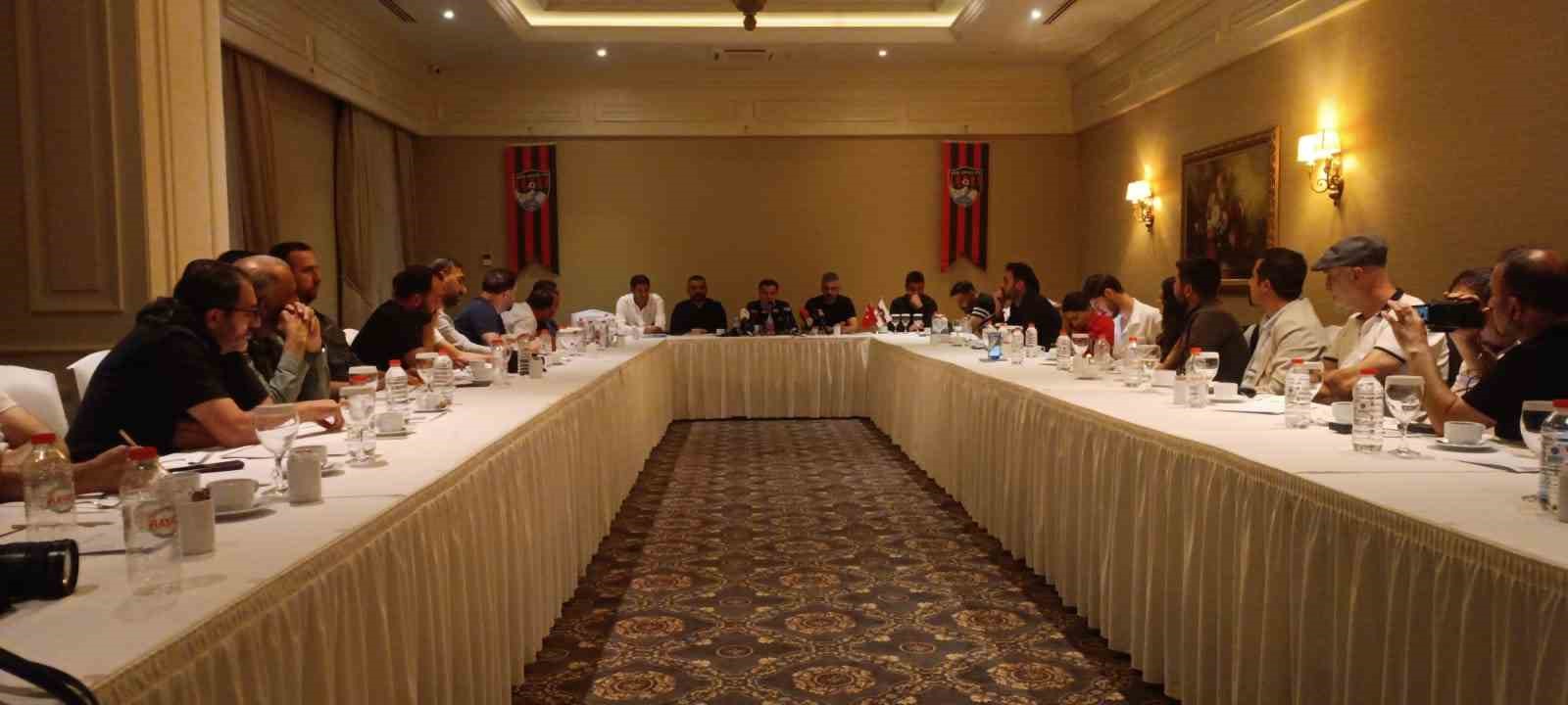 Vanspor yönetimi basınla bir araya geldi
