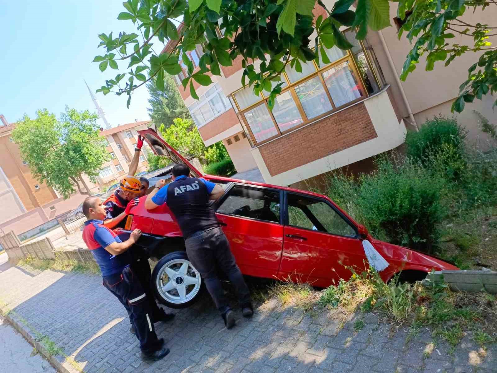 Direksiyonu kilitlenen otomobil apartman bahçesine düştü
