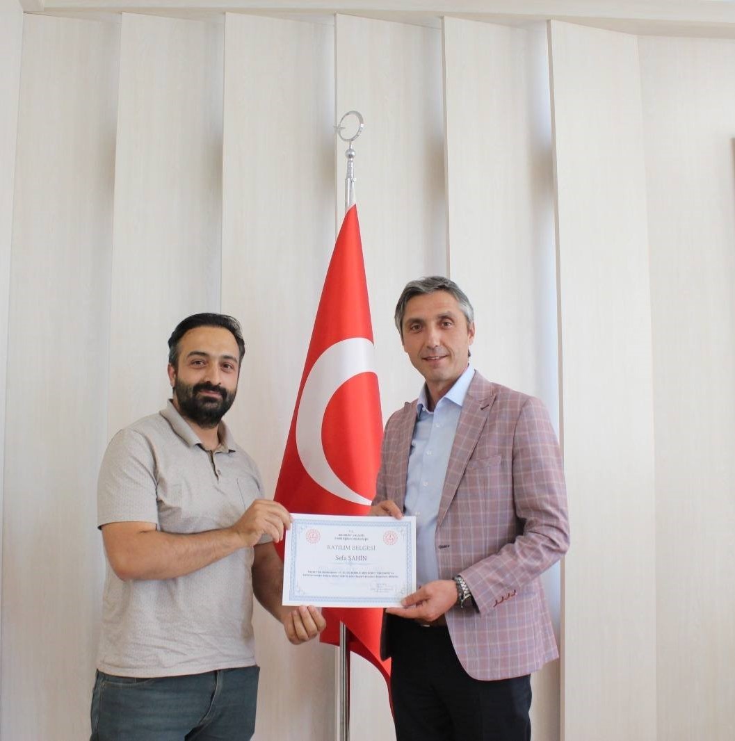 Robot yarışmasından başarıyla dönen takımların öğretmenlerine katılım belgeleri verildi
