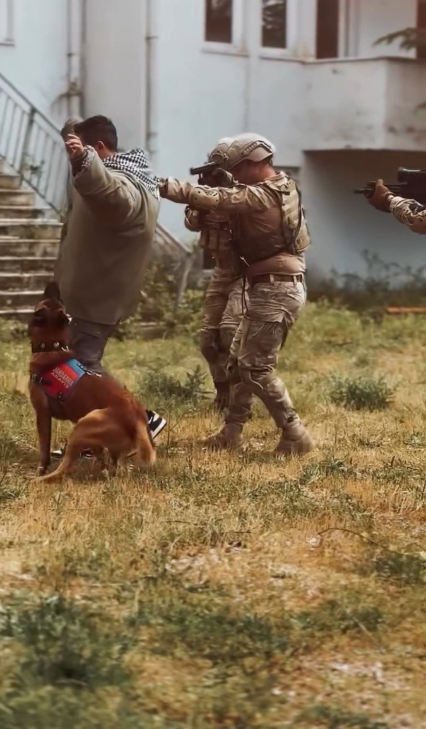 Komando timi operasyon kabiliyetini g&ouml;zler &ouml;n&uuml;ne serdi
