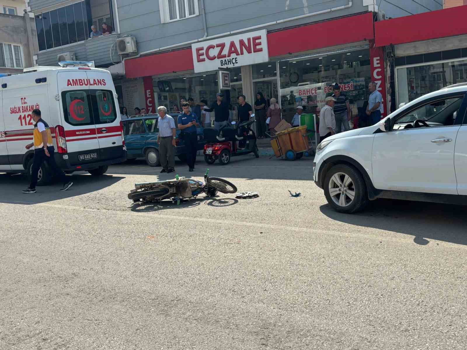 Otomobillerle çarpışan motosiklet sürücüsü yaralandı
