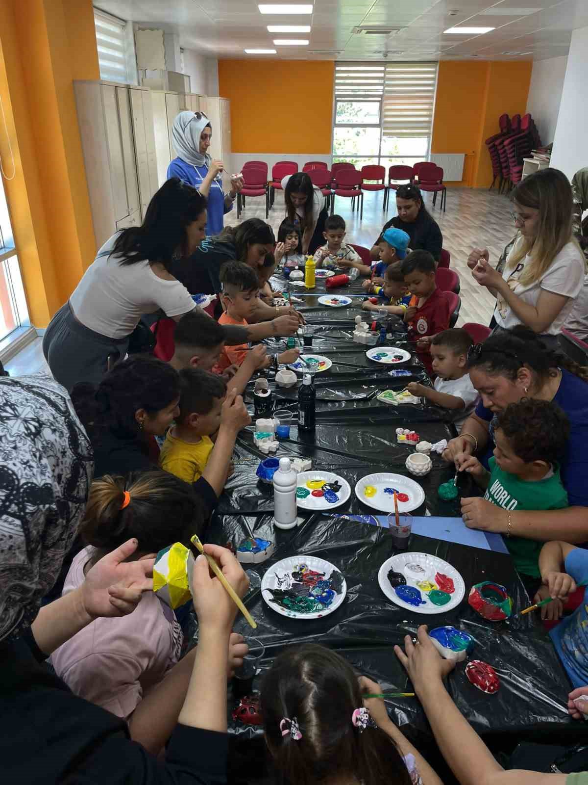 Muğla Uluslararası Gen&ccedil;lik Merkezi&rsquo;nde Anne-&Ccedil;ocuk at&ouml;lyesi renkli g&ouml;r&uuml;nt&uuml;lere sahne oldu
