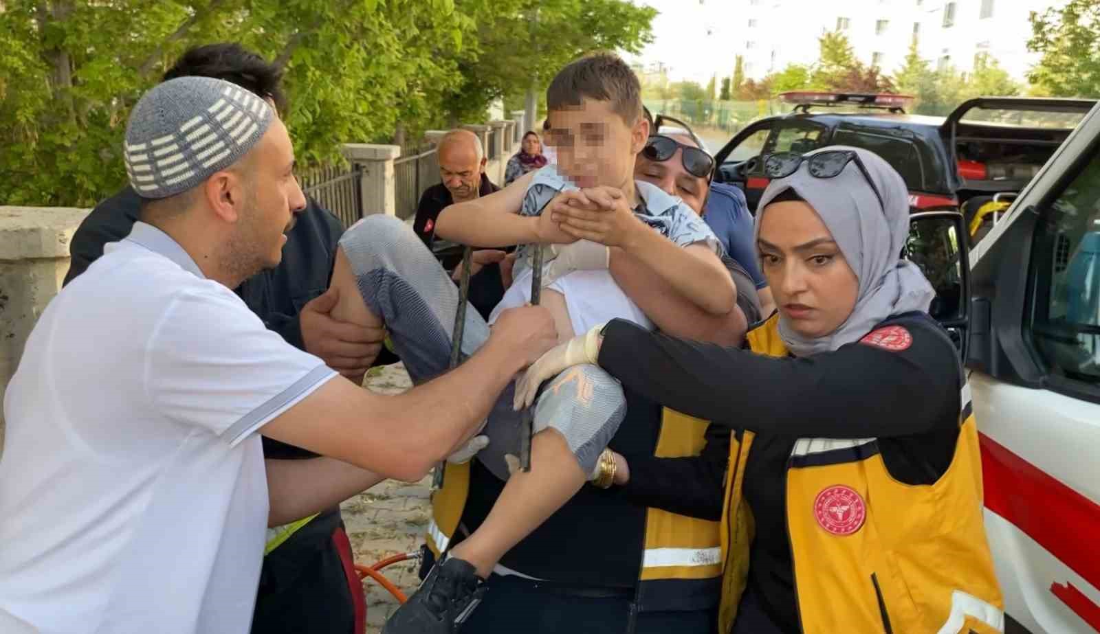 13 yaşındaki çocuk, koluna saplanan demirle hastaneye kaldırıldı