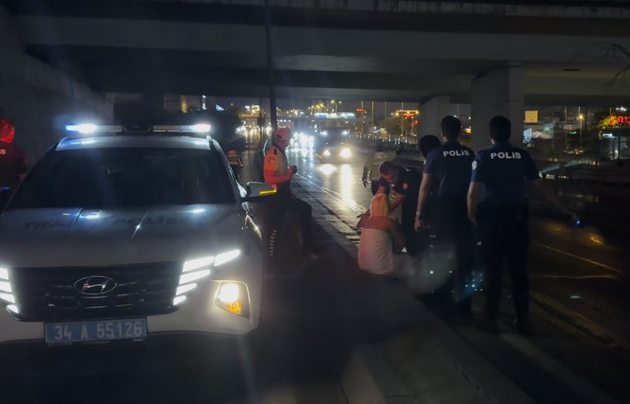 Avcılar’da havluyla E-5’e çıkan kadın sürücülere zor anlar yaşattı