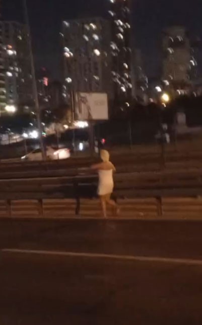 Avcılar&rsquo;da havluyla E-5&rsquo;e &ccedil;ıkan kadın s&uuml;r&uuml;c&uuml;lere zor anlar yaşattı
