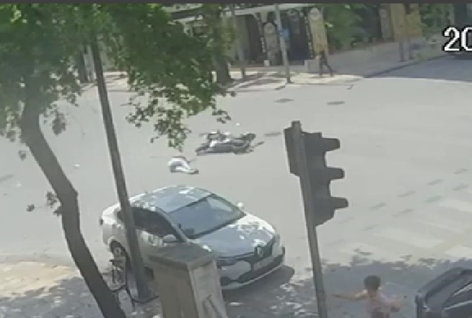 Abartı egzoz y&uuml;z&uuml;nden polisten ka&ccedil;mak isterken canından oluyordu
