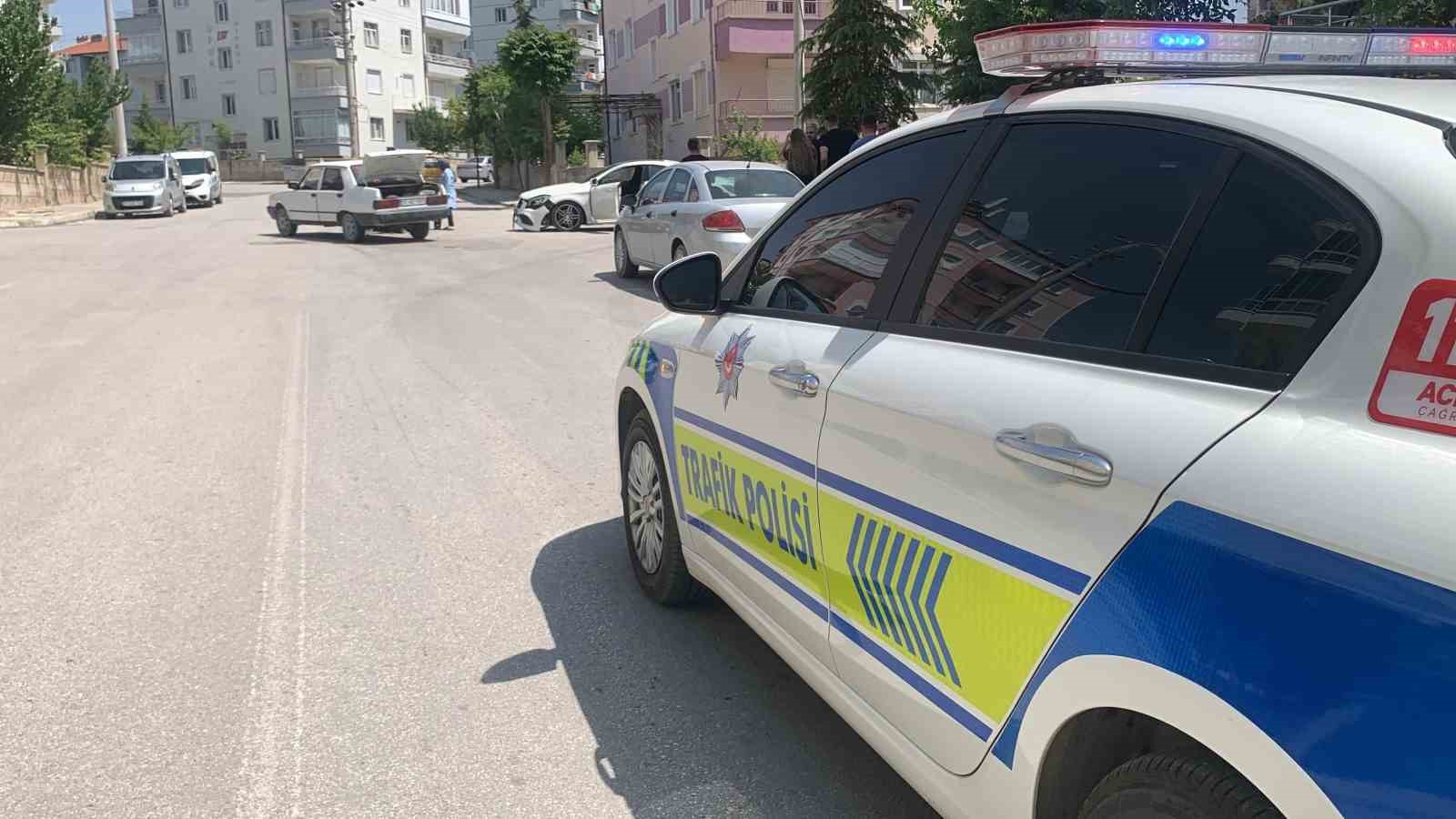 Karaman&rsquo;da otomobiller &ccedil;arpıştı: 4 yaşındaki &ccedil;ocuk yaralandı
