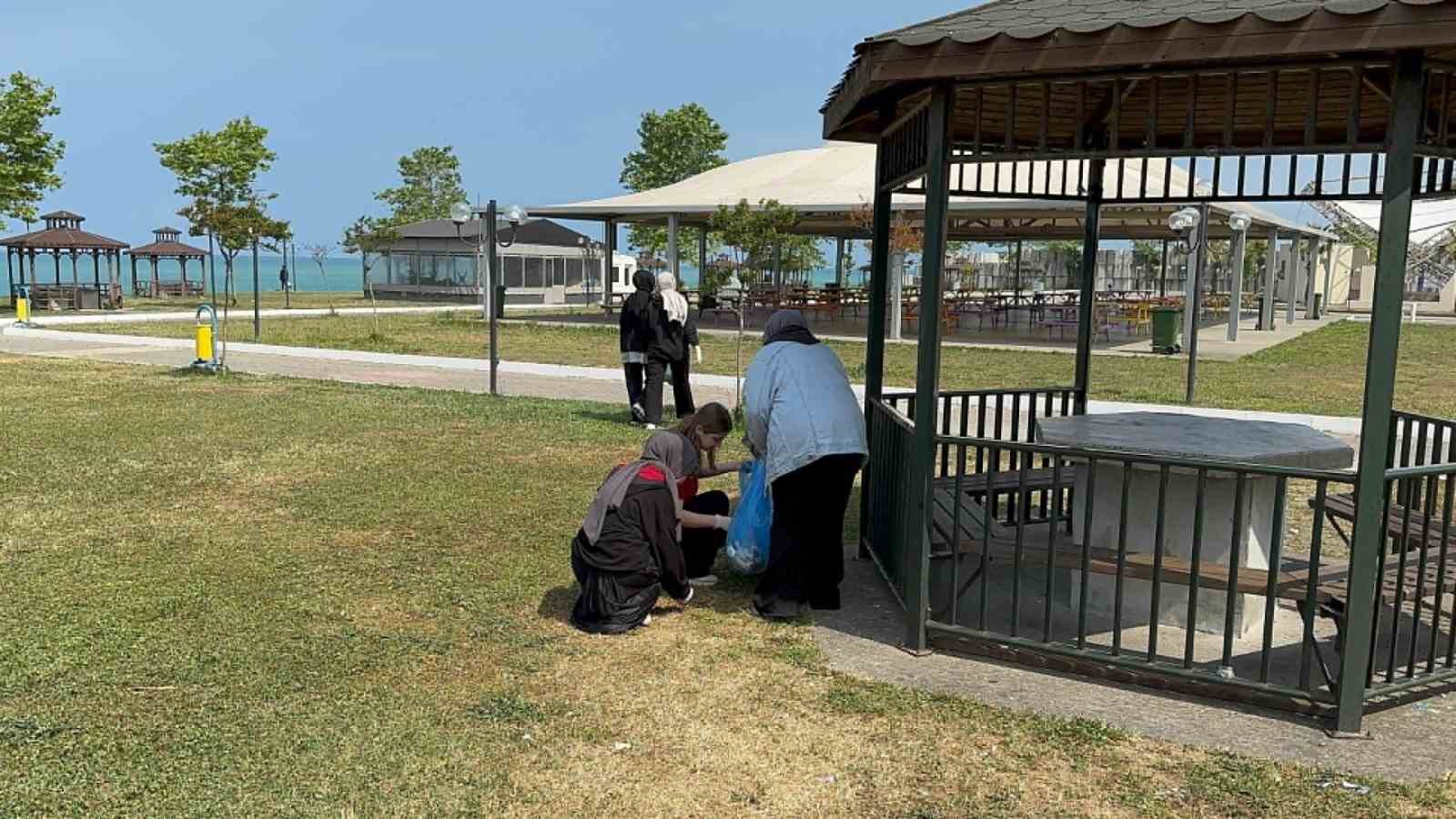 Öğrenciler sahilden poşet poşet çöp topladı
