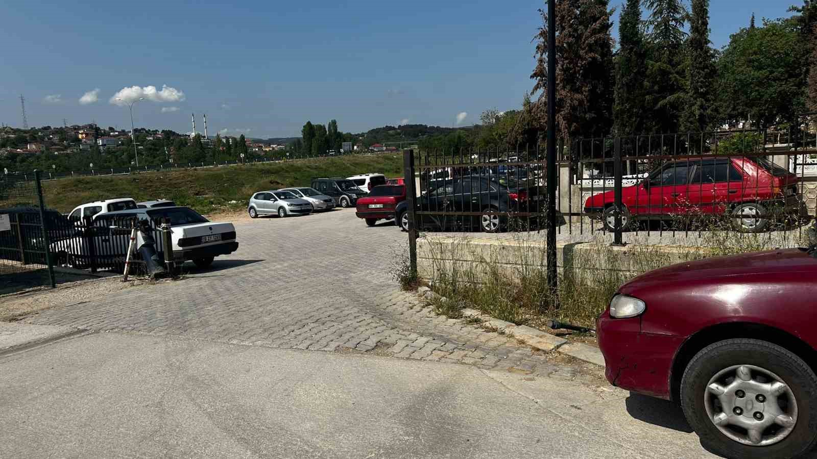 Vatandaşlar ara&ccedil;larını park edecek yer bulamıyor
