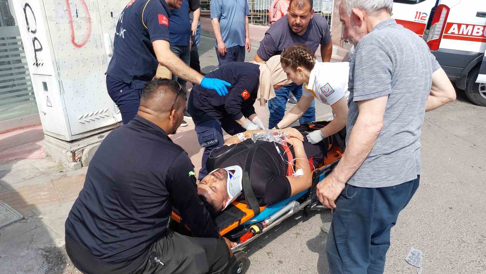 Taksinin motosikletli kuryeye &ccedil;arptığı kaza kamerada: 1 yaralı
