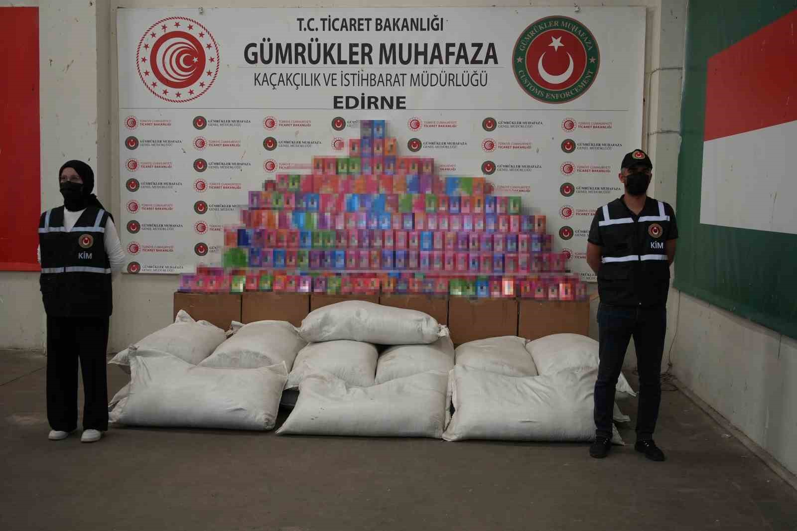 Sınır kapılarında ka&ccedil;ak&ccedil;ılığa b&uuml;y&uuml;k darbe: Milyonlarca lira değerinde ka&ccedil;ak &uuml;r&uuml;n ele ge&ccedil;irildi
