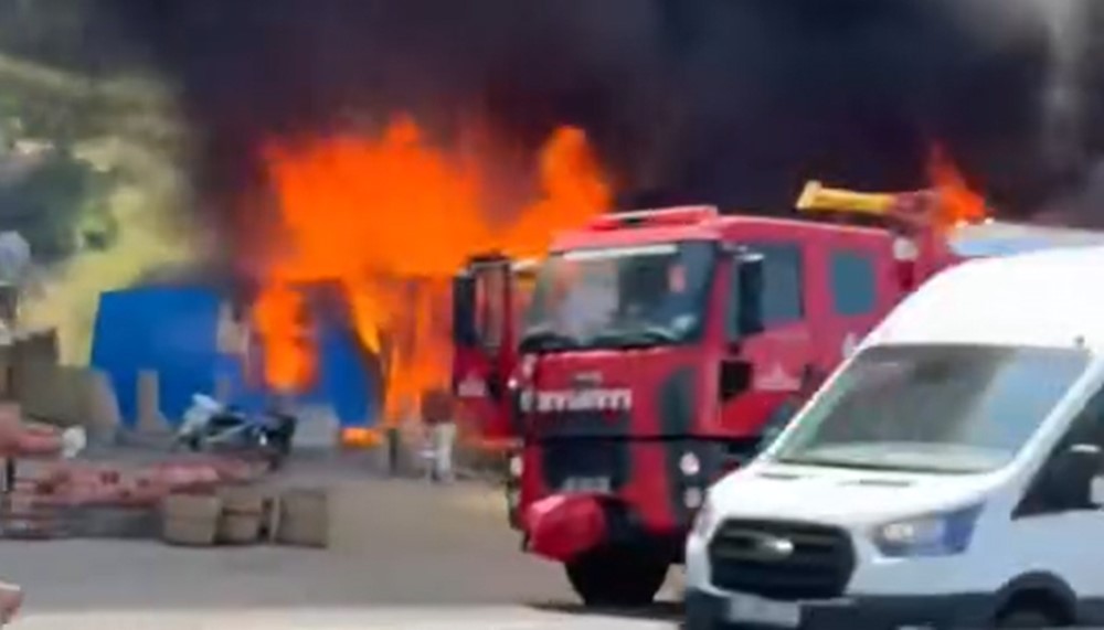 Hasır ürünlerin satışının yapıldığı iş yeri alevlere teslim oldu