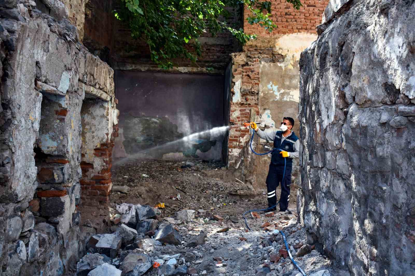 Diyarbakır’da metruk binalarda ilaçlama yapıldı