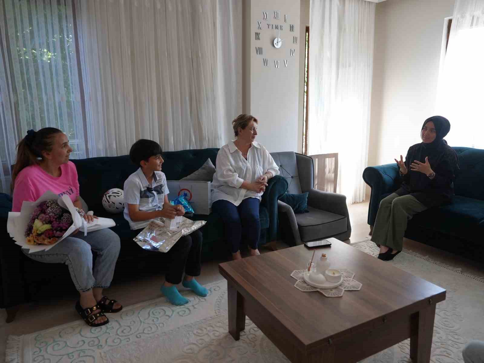 Bayram g&uuml;n&uuml; y&uuml;rekleri ısıtan &ccedil;ocuk
