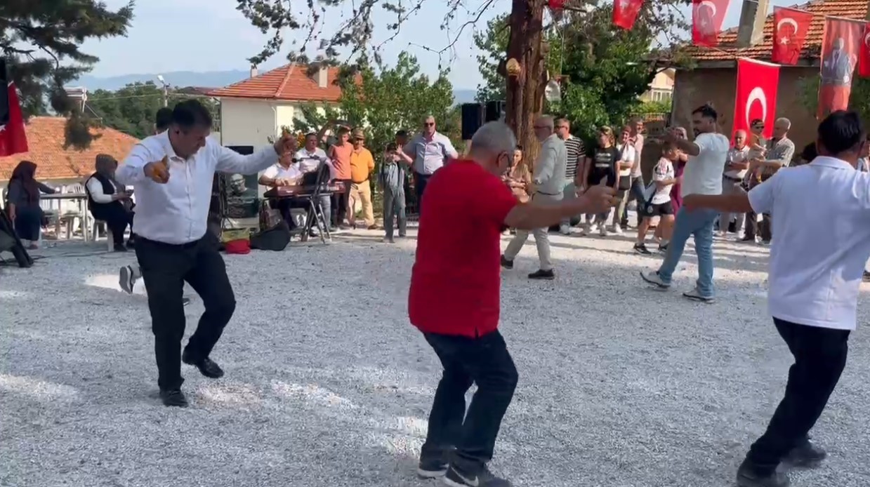 Gediz Gürlek Köyü’nde hem şenlik hem taş ocağı protestosu