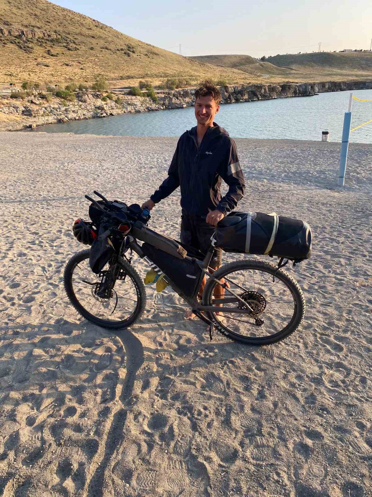 Dünya turundaki Alman bisikletçi Karapınar’da mola verdi