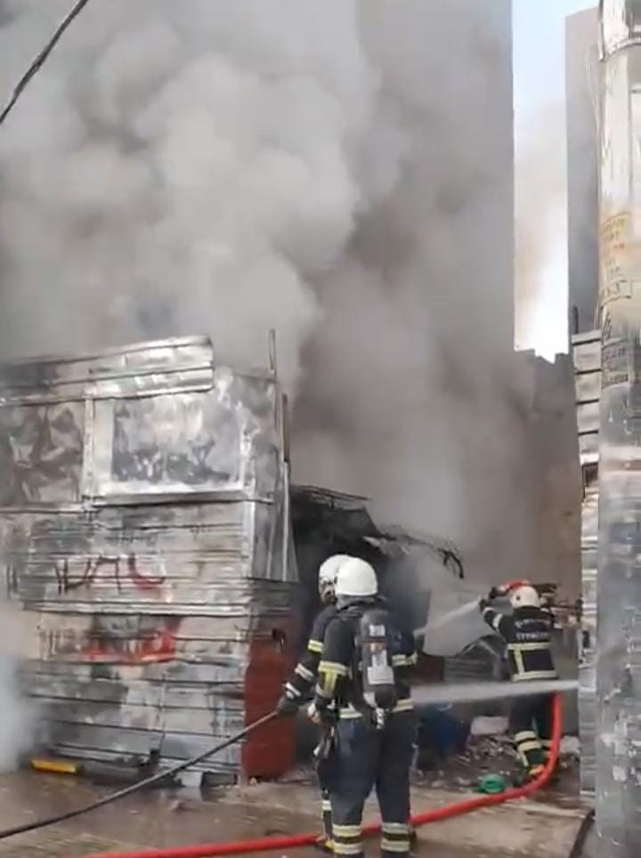 Hurda deposundaki yangın korkuttu