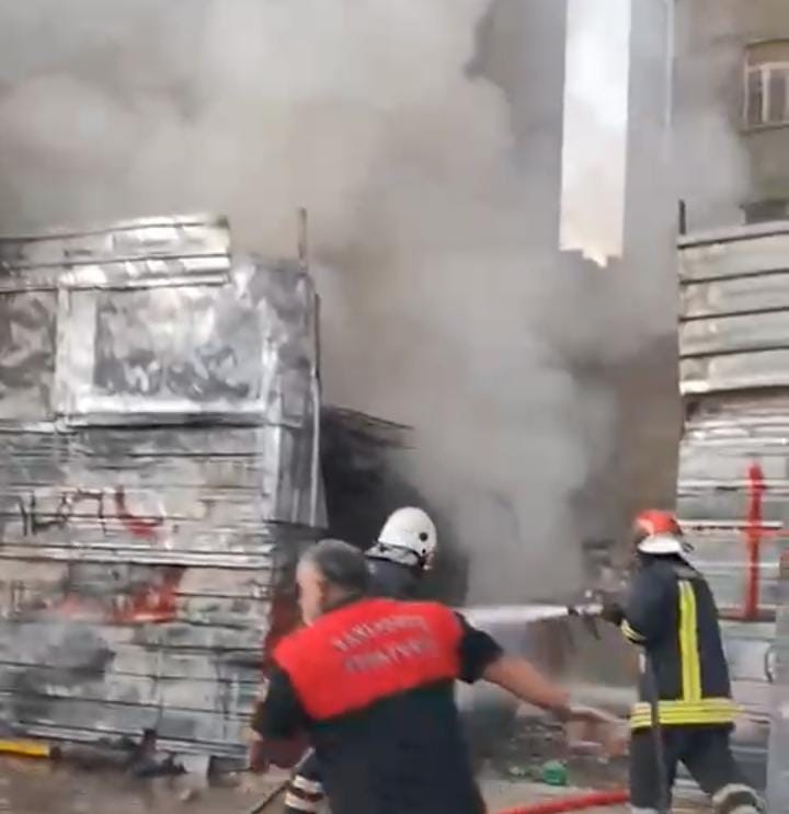 Hurda deposundaki yangın korkuttu
