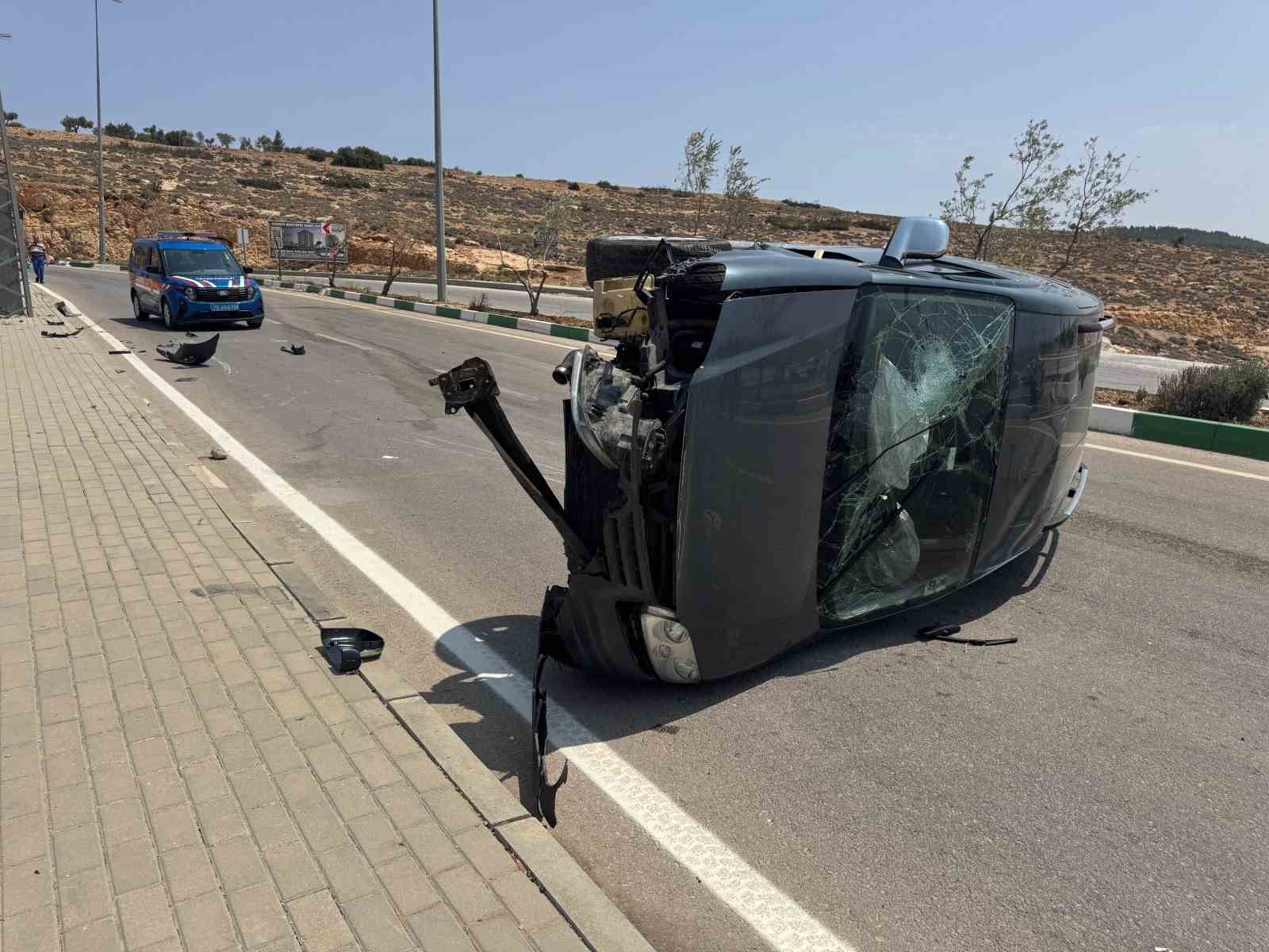 Kilis’te ticari araç devrildi: 4 yaralı