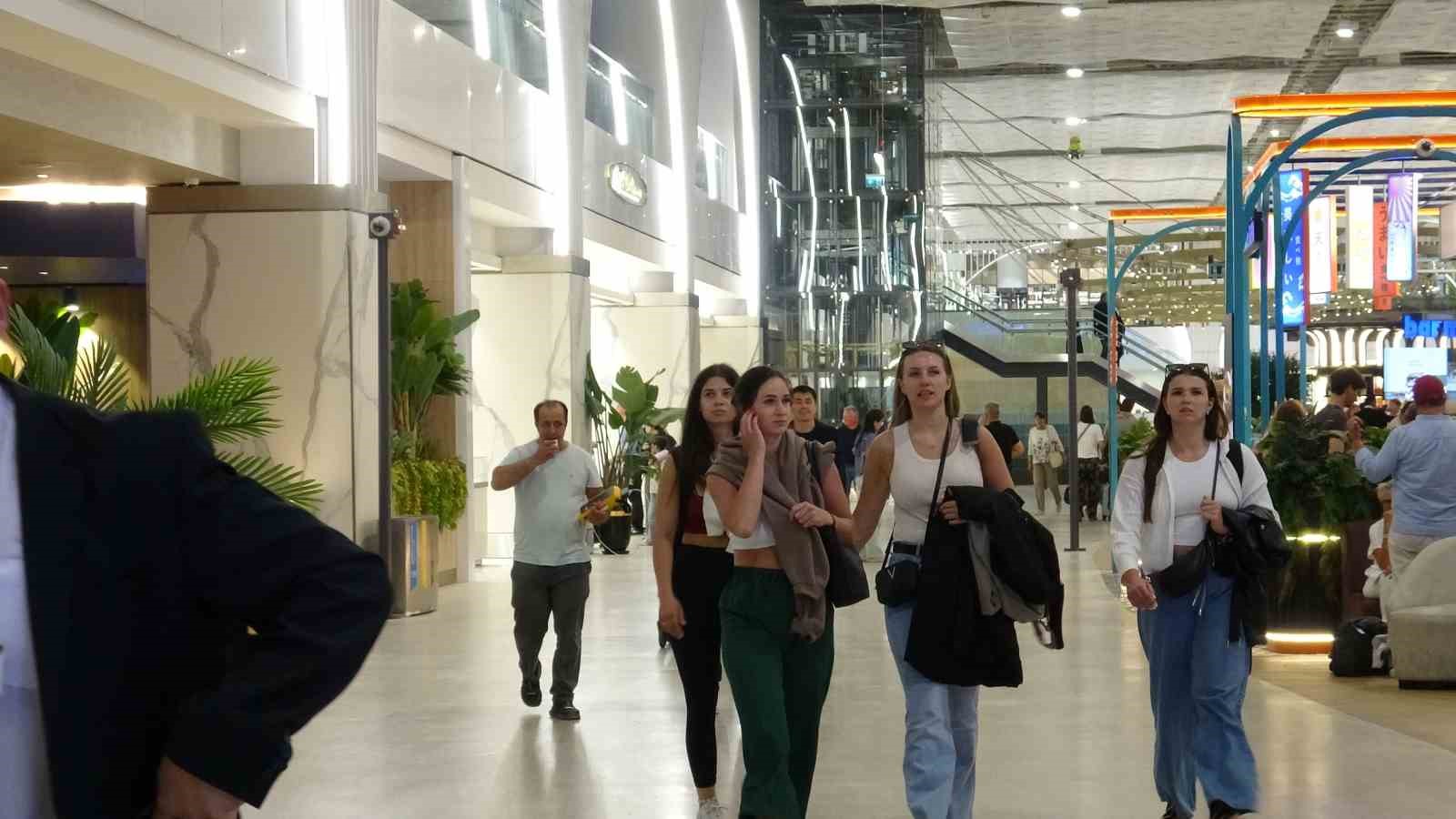 Antalya Havalimanı bayramda rekor kırdı
