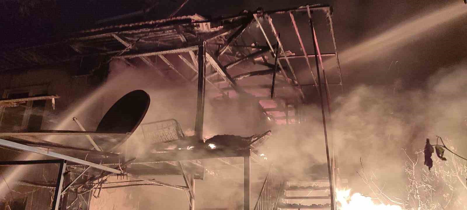 Burdur’da 2 katlı evde çıkan yangın paniğe neden oldu