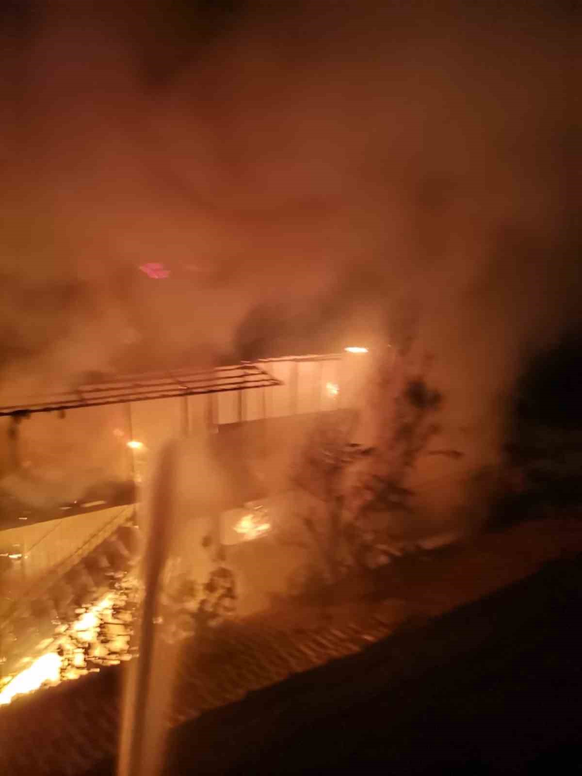 Burdur’da 2 katlı evde çıkan yangın paniğe neden oldu