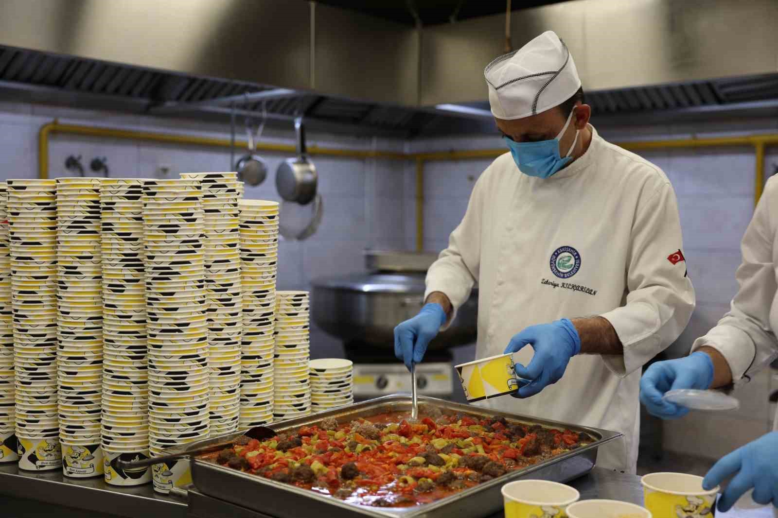 Büyükşehir Aşevi’ne yapılan kurban bağışlarıyla binlerce sofra şenlenecek