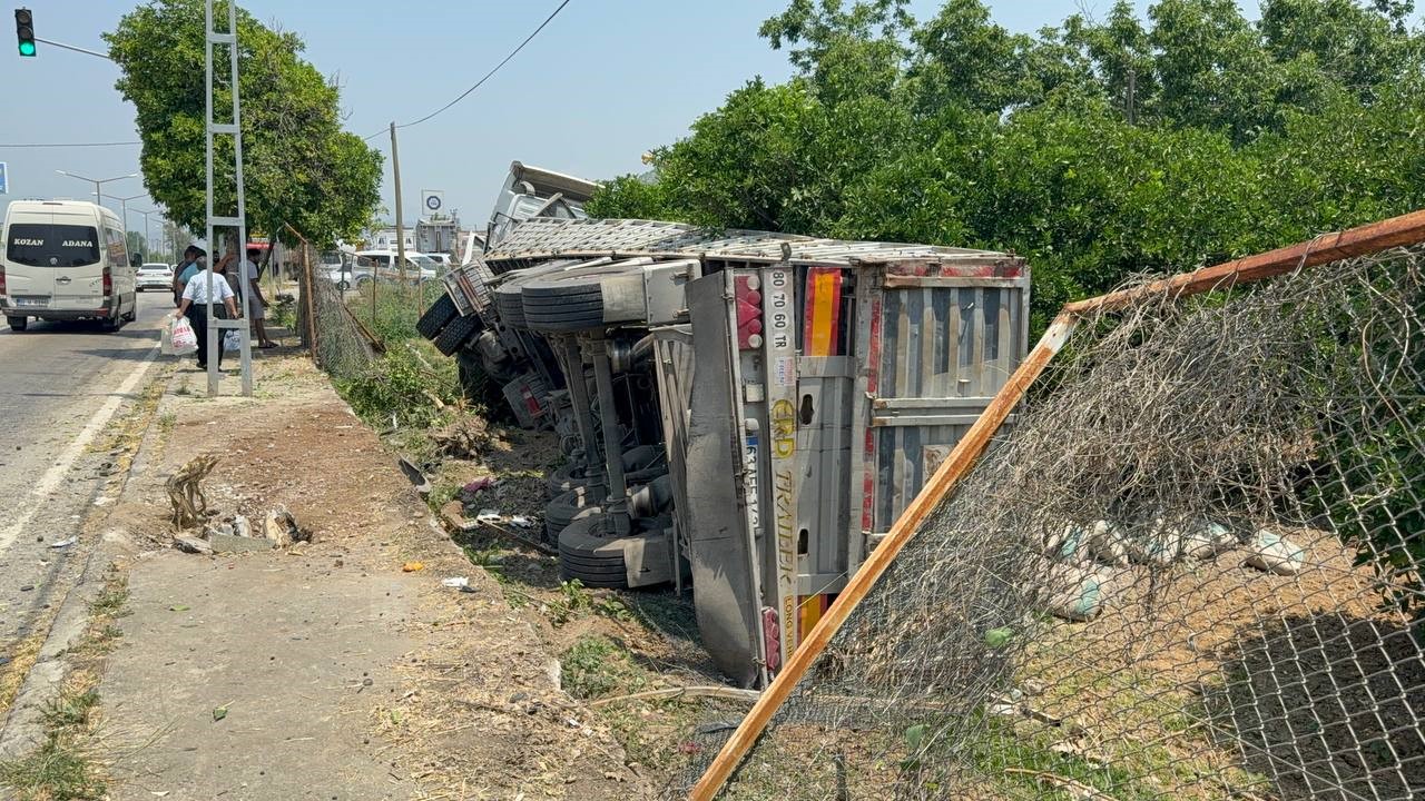 Adana’da zincirleme kazada tır narenciye bahçesine devrildi
