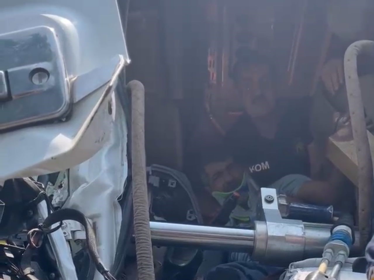 Adana&rsquo;da zincirleme kazada tır narenciye bah&ccedil;esine devrildi
