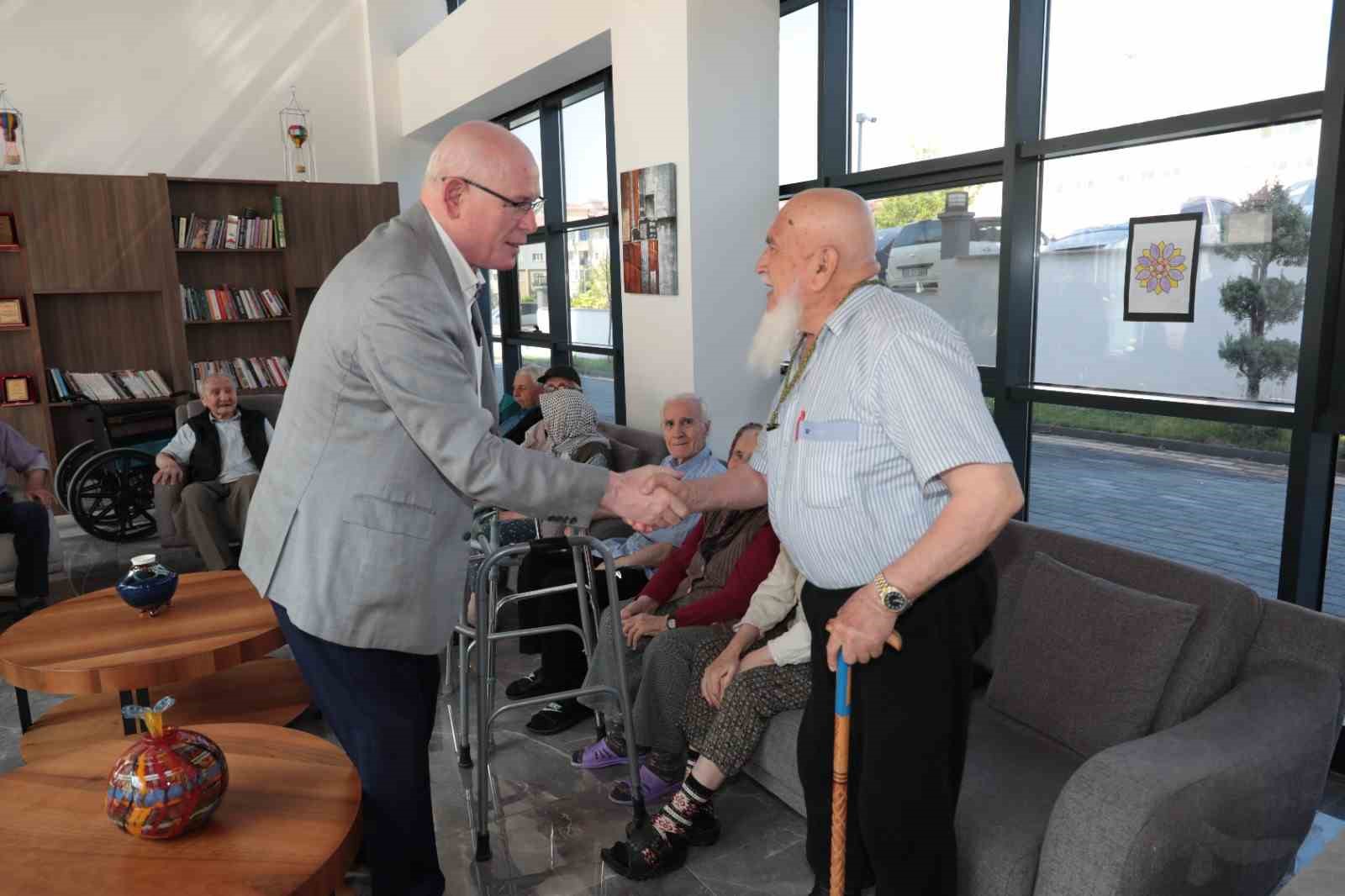 Başkan Kazım Kurt’tan ’Koca Çınarlar’a bayram ziyareti