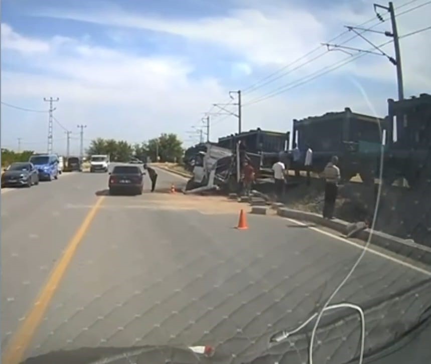Malatya’da yük treni kamyonete çarptı