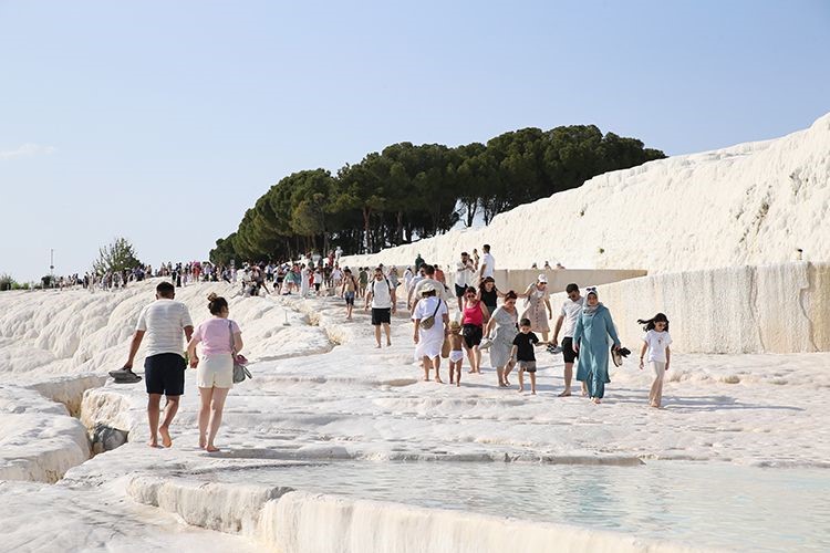 Pamukkale 53 bini aşan ziyaretçi sayısıyla bayramın en çok ziyaret edilen 2. merkezi oldu