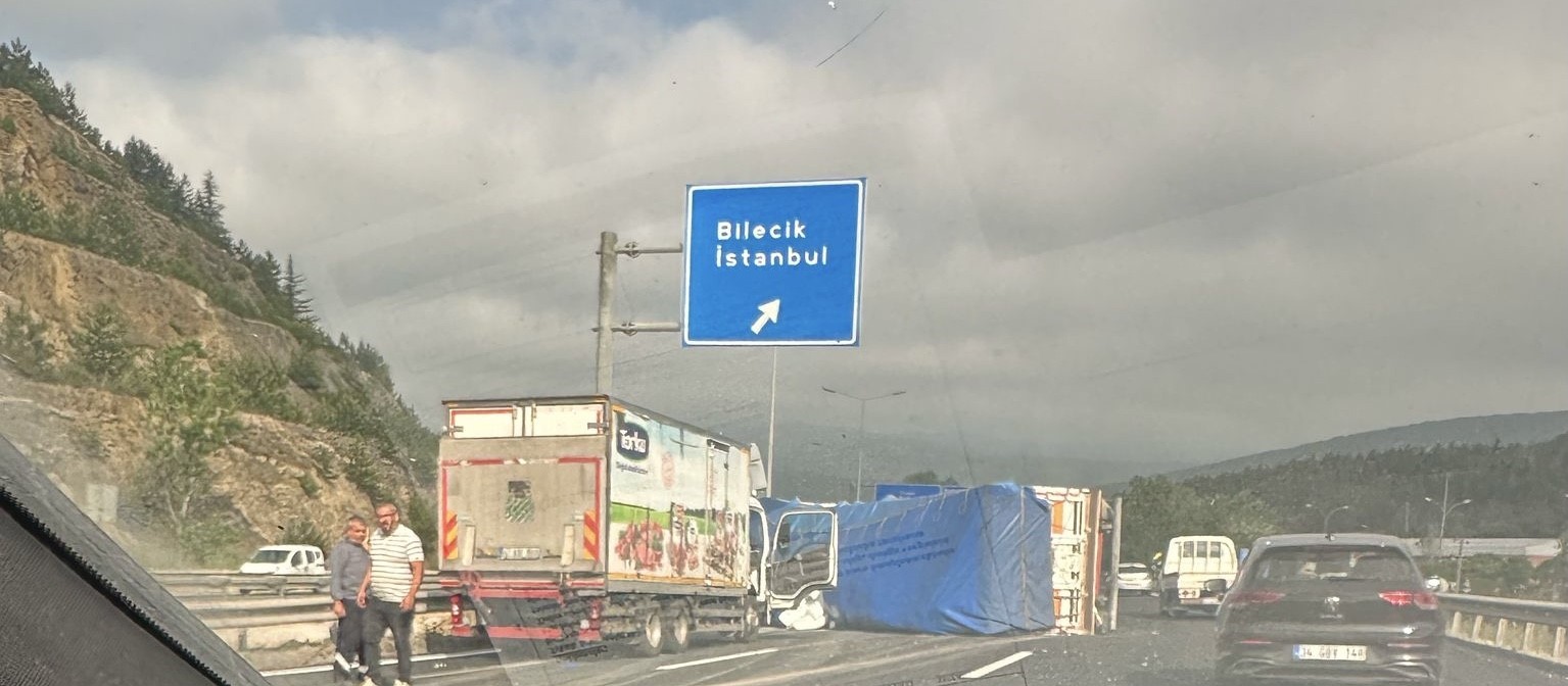 Bilecik&rsquo;te kontrolden &ccedil;ıkan tırın dorsesi devrildi, s&uuml;r&uuml;c&uuml;s&uuml; yaralandı
