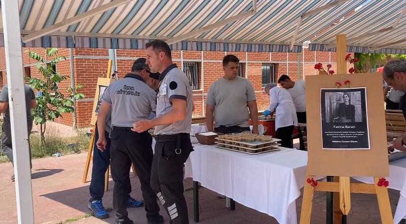 Vefat eden Anadolu &Uuml;niversitesi &ouml;ğrencisi Fatma Baran i&ccedil;in fak&uuml;ltesinde helva dağıtıldı
