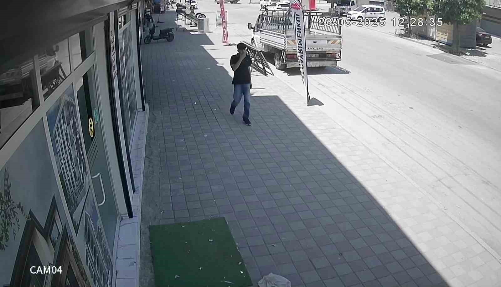 İki ara&ccedil; &ccedil;alan 17 yaşındaki ş&uuml;pheli, kovalamacada yakalandı
