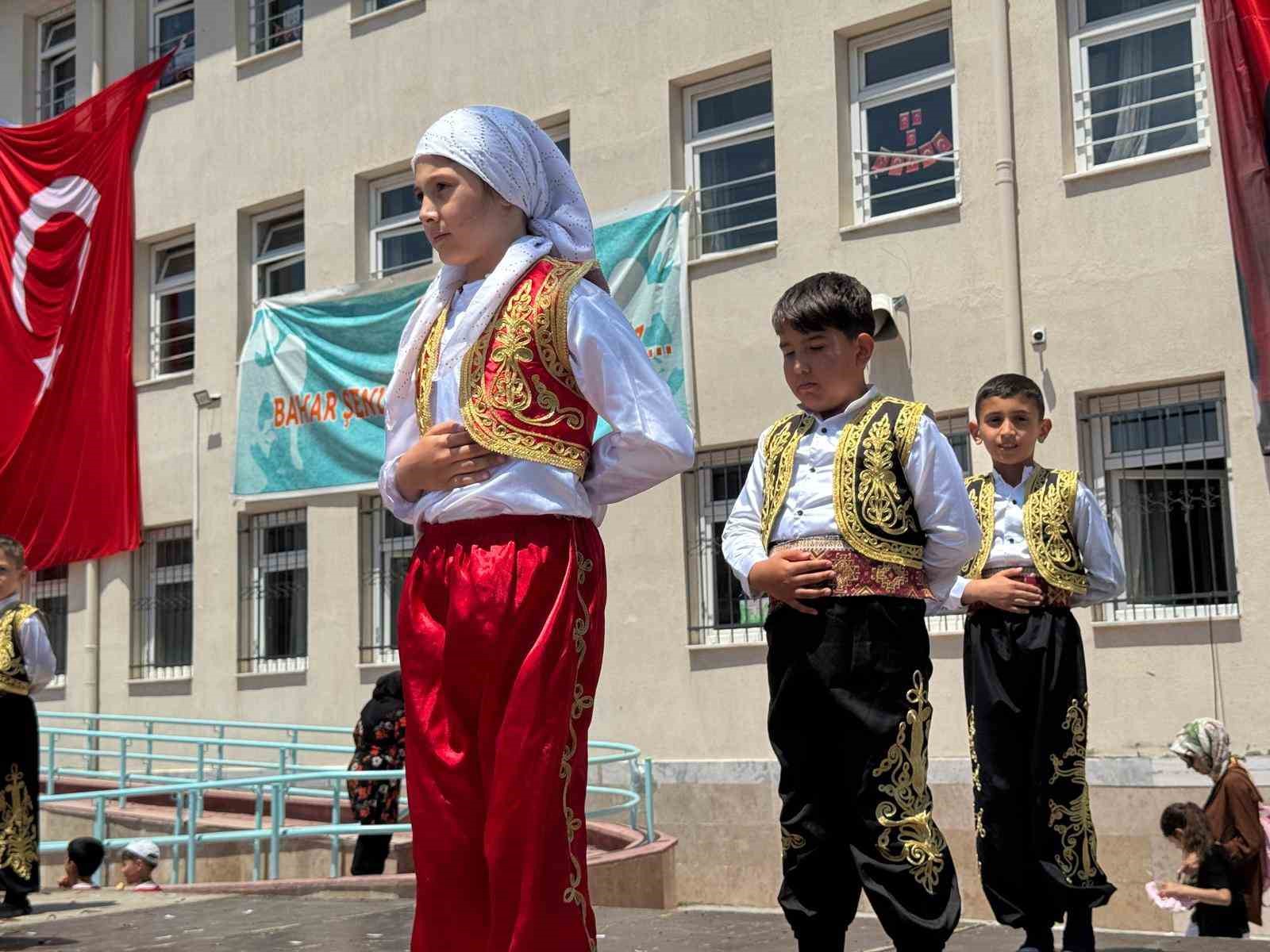 Öğrenciler bahar şenliğinde doyasıya eğlendi