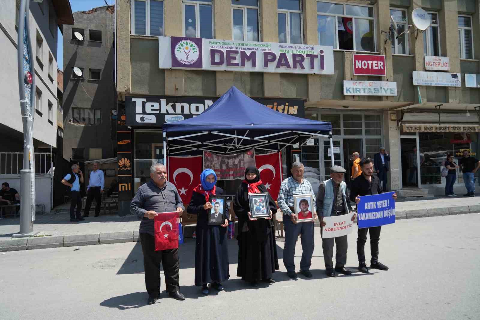 Muş’ta evlat nöbeti sürüyor: Aileler barış sürecinden umutlu