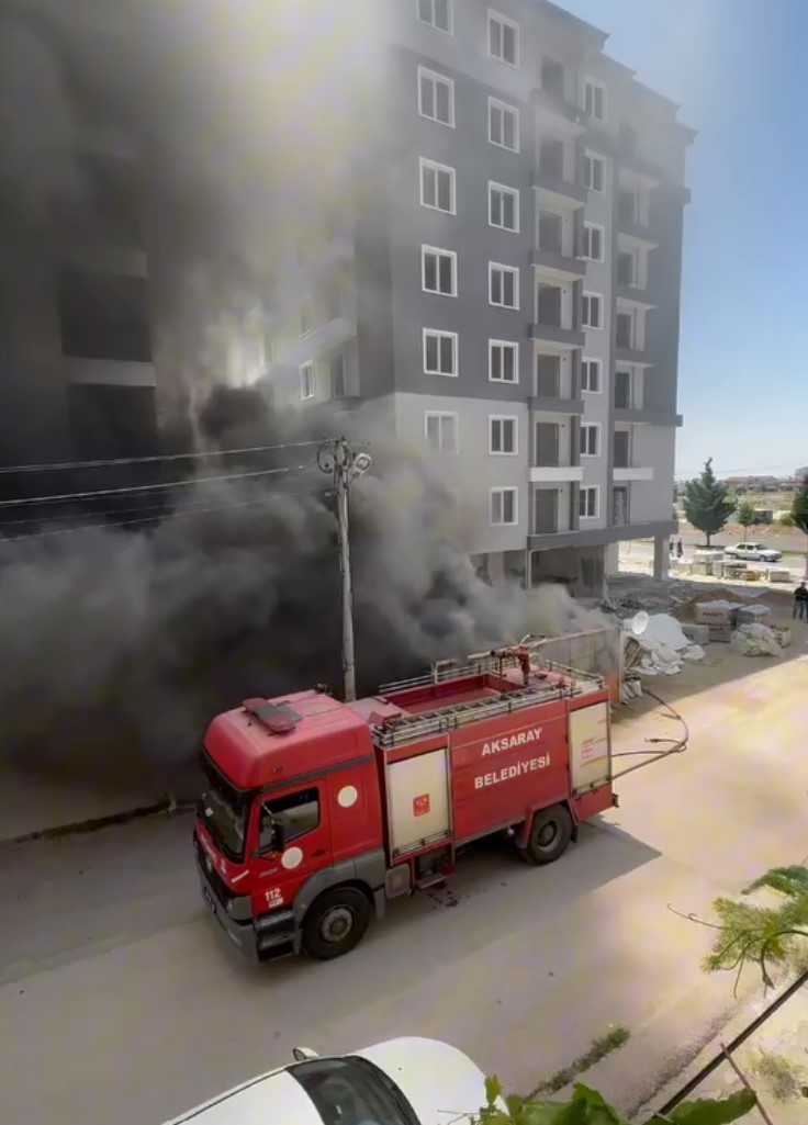 İnşaatın bek&ccedil;i kul&uuml;besi alev alev yandı
