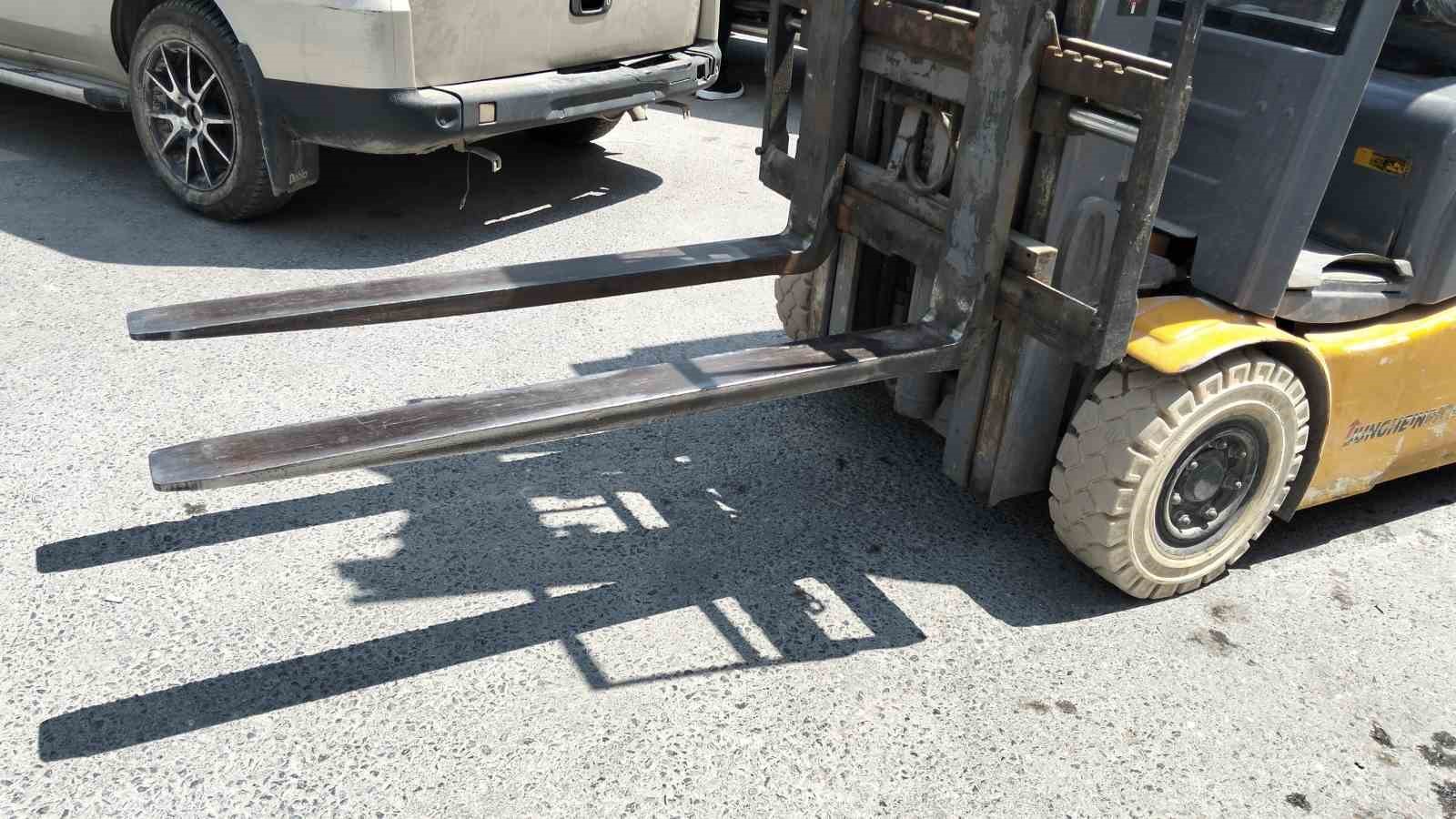 Bafra&rsquo;da feci kaza: Forkliftin bı&ccedil;ağına &ccedil;arpan motosiklet s&uuml;r&uuml;c&uuml;s&uuml; ağır yaralandı
