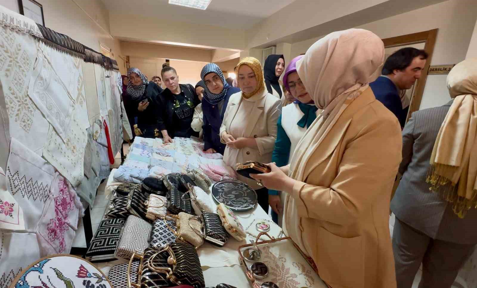 Yıl boyu hazırladıkları ürünleri gururla sergilediler
