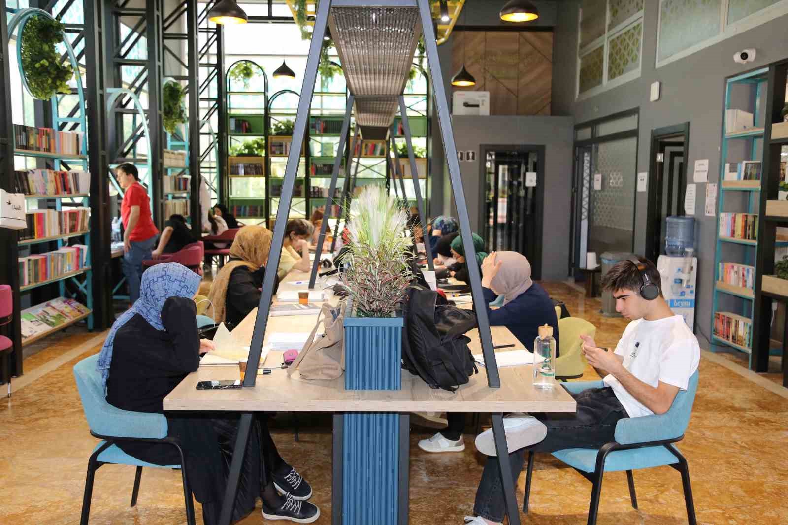 Meram kütüphaneleri öğrencilerle dolup taşıyor