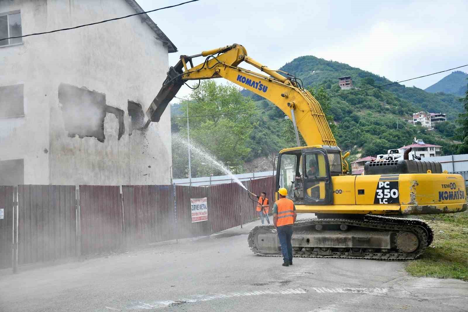 Trabzon’da Çağlayan Kentsel Dönüşüm Projesi kapsamında ilk yıkımlar başladı