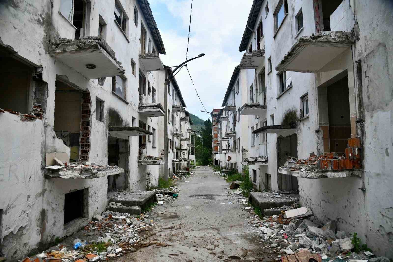 Trabzon&rsquo;da &Ccedil;ağlayan Kentsel D&ouml;n&uuml;ş&uuml;m Projesi kapsamında ilk yıkımlar başladı
