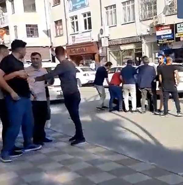 Gazinin trafikte darp edildiği anlar kameraya yansıdı
