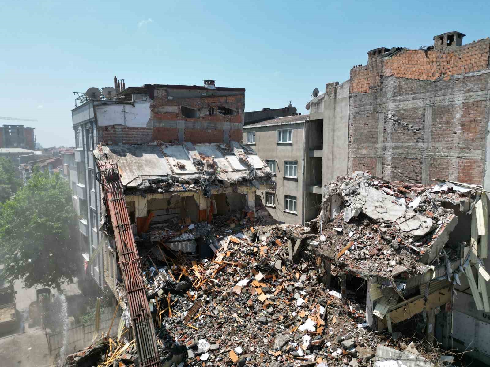 Kentsel dönüşüm yıkımında Sultangazi’de 5 katlı binanın duvarı zarar gördü