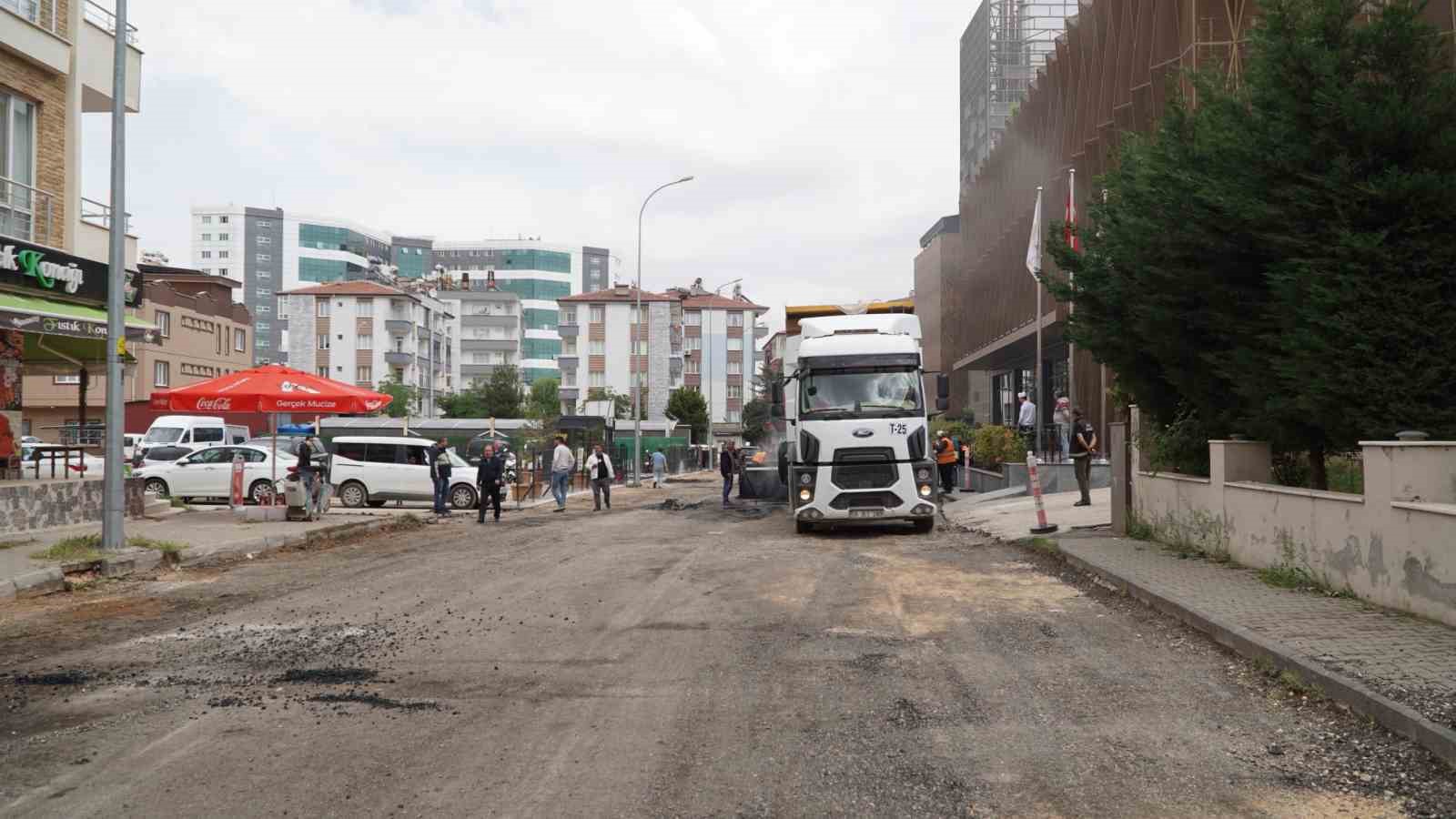 M&uuml;cahitler Mahallesi&rsquo;nde bozuk yollar yenilendi
