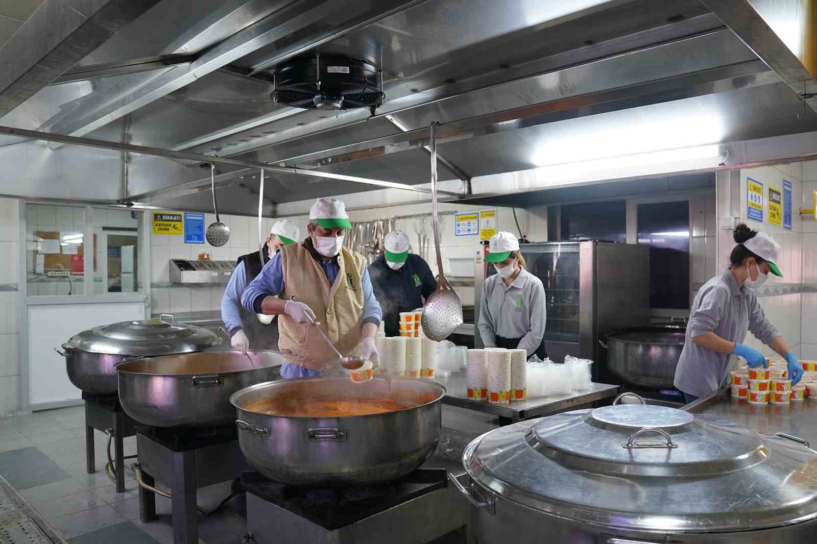 Tepebaşı’nda bağışlanan kurbanlar, ihtiyaç sahibi vatandaşlara sıcak yemek hizmeti olarak ulaştırılıyor