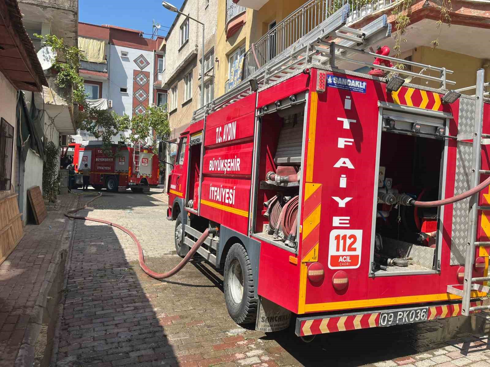 İki katlı ev alevlere teslim oldu
